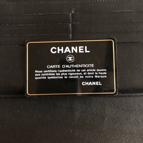 CHANEL Black, quilted patent leather wallet. - Picture 2 of 11